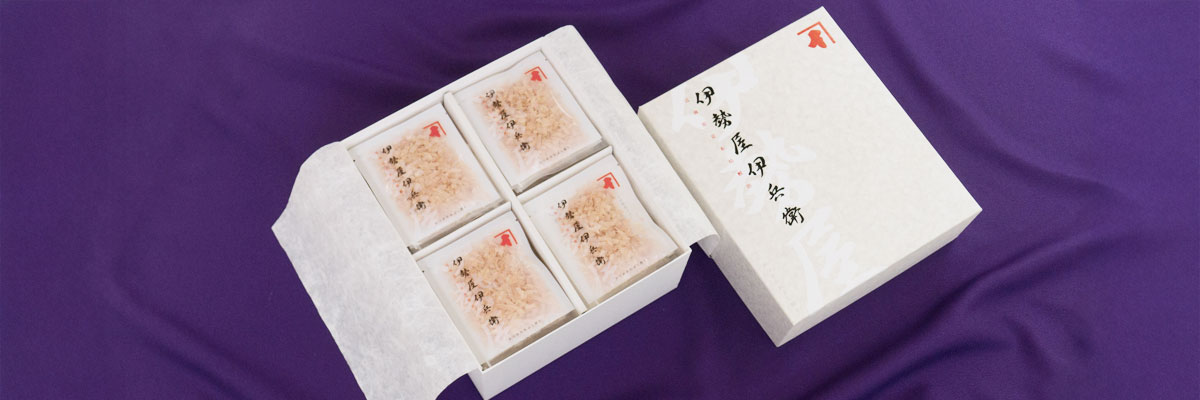 創業者の名を冠する「伊勢屋伊兵衛」ブランドは、にんべんの歴史と江戸の心意気を今に伝える伝統の印。大切な方への贈り物にどうぞ。